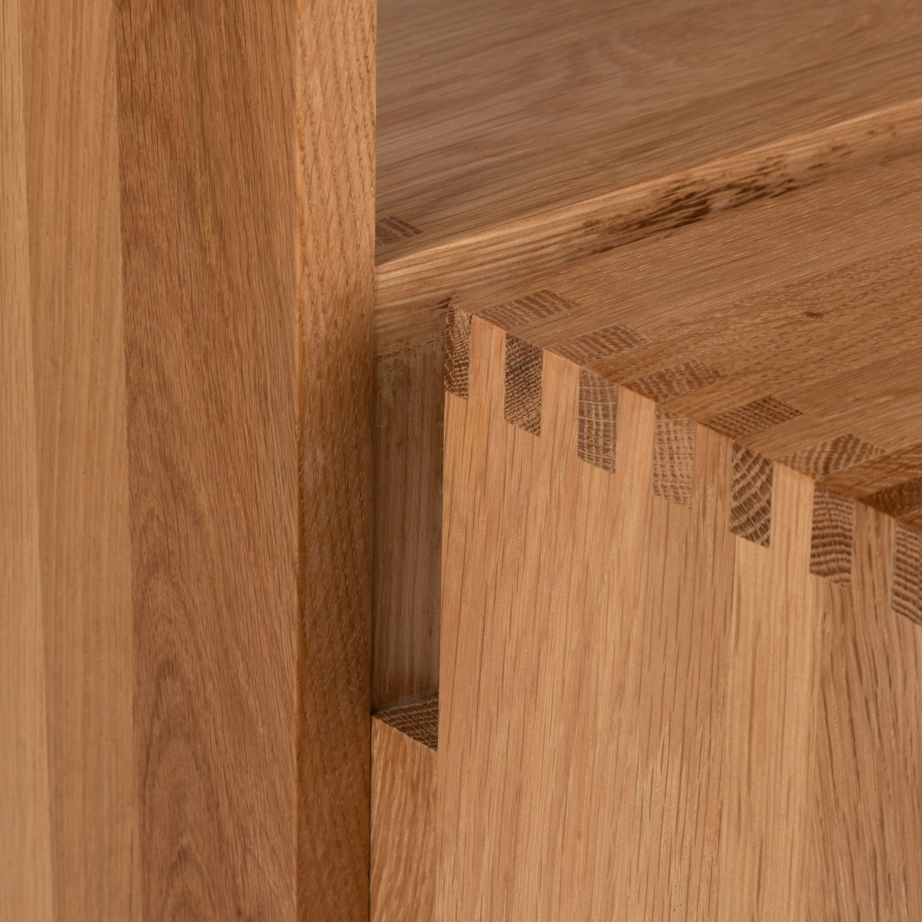 Rei sidebord/trappestige